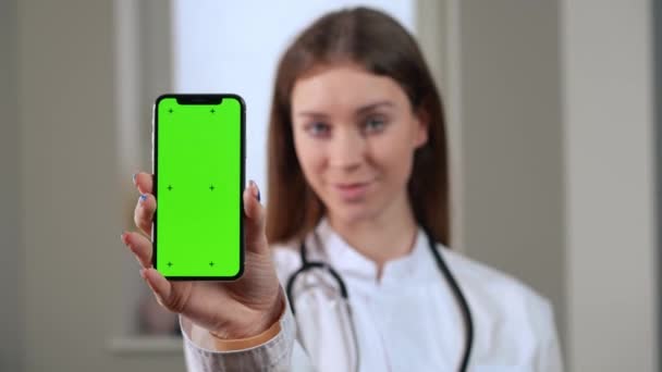 Застосування Смартфонів Зеленому Екрані Розмитим Лікарем Який Посміхається Задньому Плані — стокове відео
