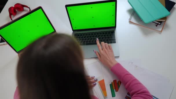 Ноутбуки Високим Кутом Огляду Зеленого Екрану Молодою Кавказькою Жінкою Аналізують — стокове відео