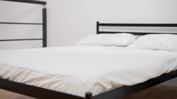 Beyaz Temiz Battaniye Yavaş Çekimde Rahat Yatağa Düşüyor Geniş Açılı — Stok video