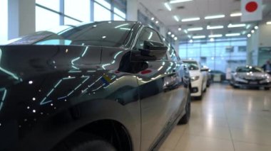 Galeride yeni, lüks bir siyah araba galerisi ve kapalı bir galeride sıra sıra otomobiller. Otomobil endüstrisi ve tüketim kavramı