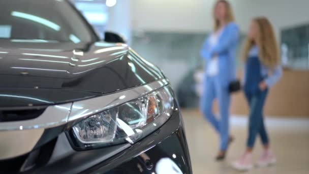 Close Automobile Headlight Blurred Family Choosing Vehicle Background Showroom Unrecognizable — Stockvideo