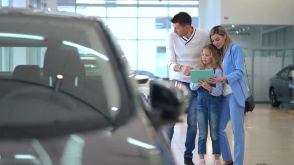 Wide Shot Curios Daughter Talking Father Mother Choosing New Vehicle — Vídeos de Stock