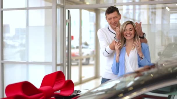 Loving Man Buying New Automobile Woman Car Dealership Surprising Partner — Wideo stockowe