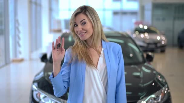 Portrait Satisfied Caucasian Successful Woman Pointing Car Key Smiling Looking — Vídeo de stock