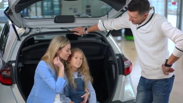 Happy Confident Mother Daughter Sitting Car Trunk Talking Father Leaning — Vídeo de stock