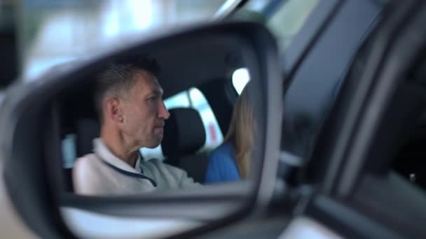 Close Side View Mirror Reflection Caucasian Man Woman Sitting Car — Vídeo de stock