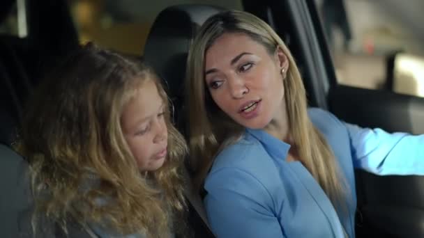 Şoför Koltuğunda Oturan Güzel Bir Kadının Portresi Arka Koltukta Güzel — Stok video