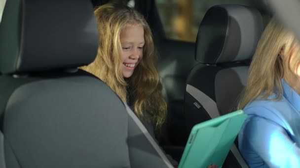 Pretty Smiling Caucasian Girl Tablet Sitting Car Unrecognizable Woman Choosing — Video Stock