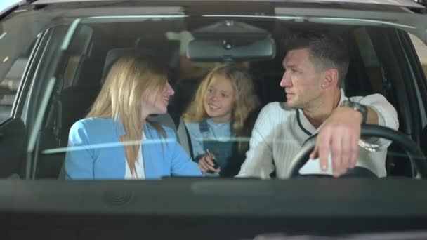 Happy Mother Father Talking Daughter Sitting New Car Dealership Positive — Αρχείο Βίντεο