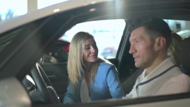 Красива Жінка Мила Дівчина Посміхаються Сидячи Чоловіком Новому Автомобілі Позитивна — стокове відео
