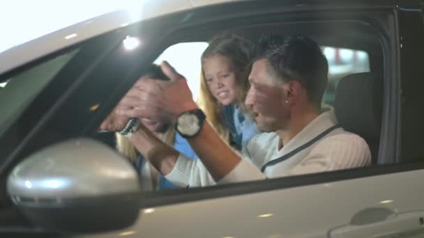 Side View Cheerful Man Laughing Talking Woman Girl Sitting Car — Video Stock