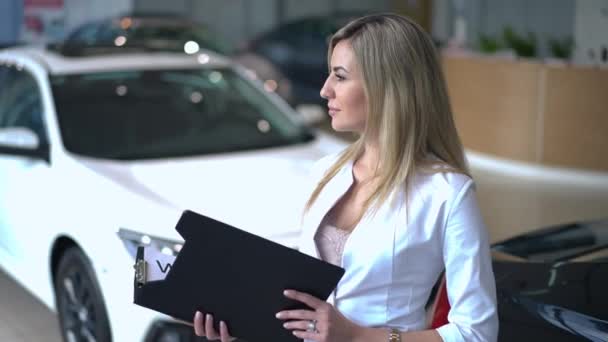 Pewny Siebie Piękny Profesjonalny Dealer Samochodów Pozowanie Dokumentami Salonie Pomieszczeniach — Wideo stockowe