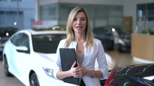 Portrait Smiling Woman Advertising Brand New Vehicles Talking Looking Camera — Wideo stockowe