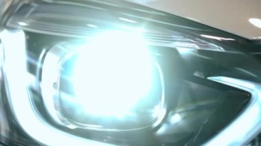Canlı kamera arabanın farları boyunca parlıyor. Otomobilin ışıklarını kapalı alandaki araba galerisinde satılığa çıkarmış. Otomobil endüstrisi ve lüks konsept