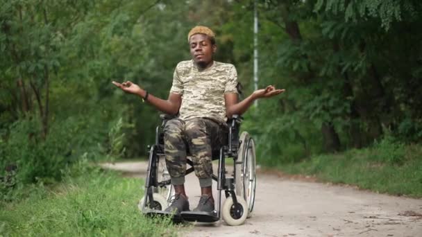 Brave African American Man Wheelchair Meditating Sitting Summer Park Outdoors — Wideo stockowe