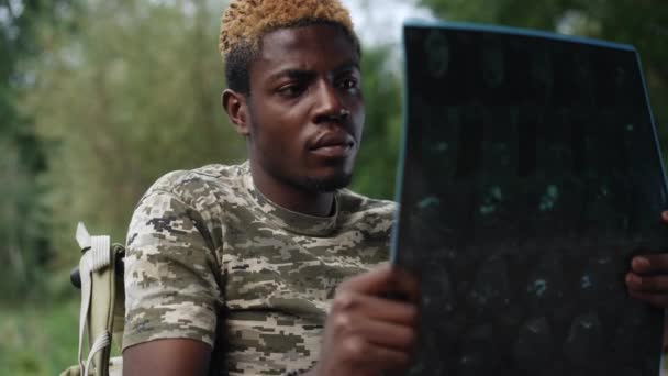 Egy Depressziós Kerekesszékes Férfi Portréja Röntgenképpel Szabadban Afrikai Amerikai Fiatal — Stock videók