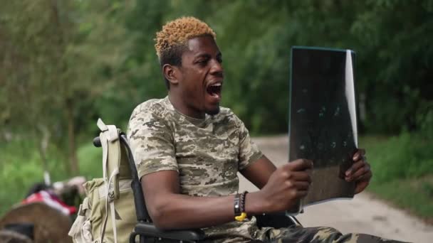 Devastated African American Soldier Wheelchair Screaming Examining Ray Outdoors Side — Vídeo de Stock