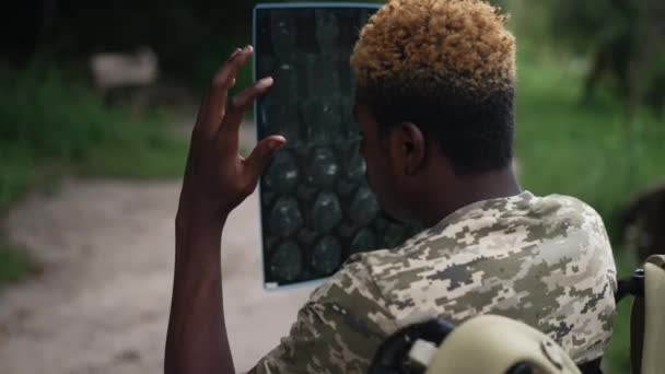 Přiblížit Smutné Afroameričtí Vojáci Invalidním Vozíku Ray Sedí Letním Parku — Stock video