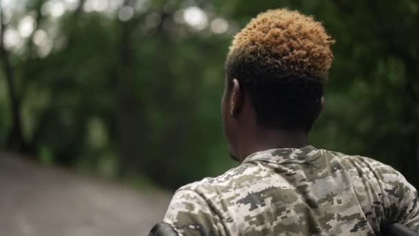 Afro Amerikaanse Jongeman Een Rolstoel Die Naar Een Glimlachende Camera — Stockvideo