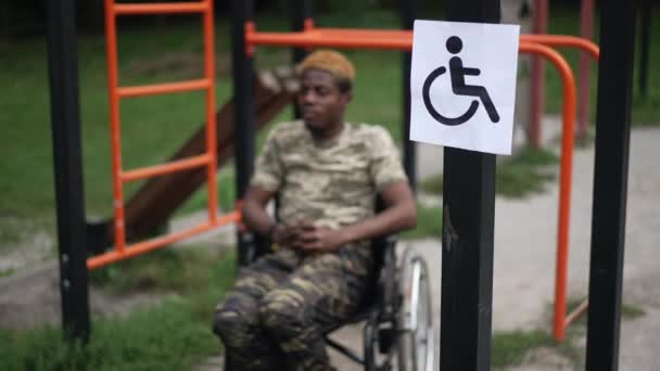 Disability Accessibility Sign Sports Equipment Park African American Young Man — Vídeo de Stock