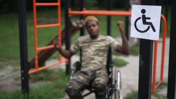 Размытый Афроамериканец Инвалидной Коляске Тренирующийся Парке Символом Доступности Спортивной Площадке — стоковое видео