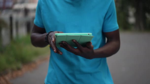 Tablet Afrika Kökenli Amerikalı Meşgul Bir Adamın Ağır Çekimde Dokunmatik — Stok video