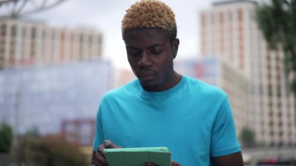 Portrait Focused Smart African American Young Man Scrolling Tablet Touchscreen — Vídeo de Stock