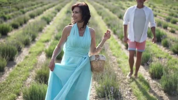 Portrait Smiling Gorgeous Caucasian Woman Blue Dress Straw Basket Walking — ストック動画