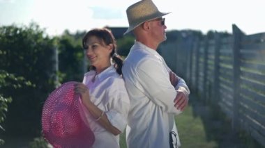 Gün batımında sahada sırt sırta durup ağır çekimde bakışlarını kaçıran orta yaşlı çifti vurdu. Kendine güvenen Kafkasyalı sevgili ve kız arkadaş, yaz tatillerini açık hava tesisinde geçiriyorlar.