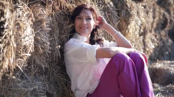 Beautiful Woman Dreaming Leaning Hay Bale Sunshine Outdoors Looking Away — Vídeo de Stock