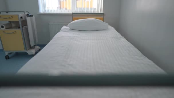 Single Bed Modern Hospital Indoors Sunny Window Background Comfortable Cozy — Vídeo de stock