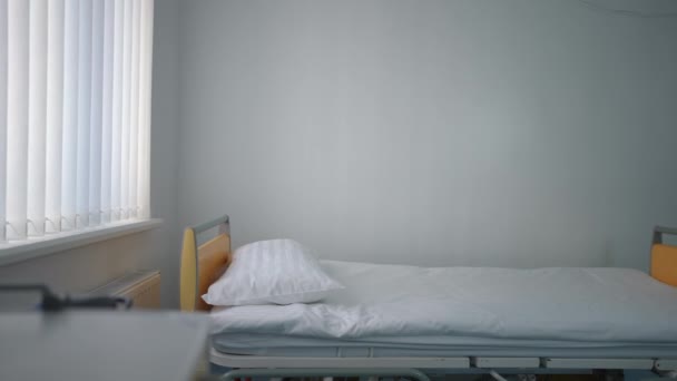 Panning Shot Clean White Hospital Bed Modern Medical Clinic Indoors — Vídeos de Stock