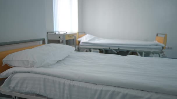 Side View Beds Hospital Ward White Clean Bedding Cozy Room — 图库视频影像