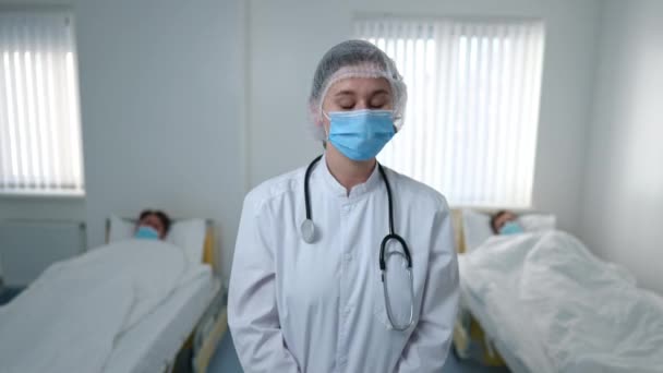 Tired Nurse Coronavirus Face Mask Looking Back Ill Patients Shaking — Stockvideo