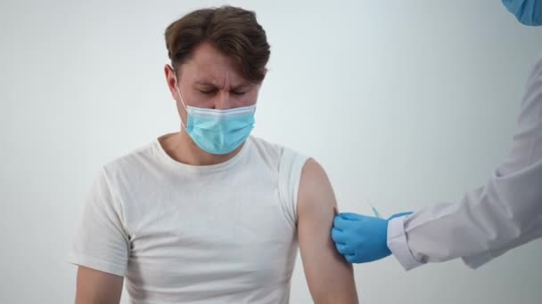 Caucasian Male Patient Feeling Pain Arm Coronavirus Vaccination Medical Clinic — Vídeos de Stock