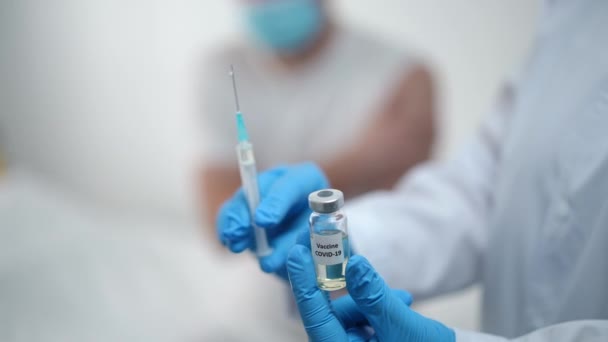 Close Covid Vaccine Ampoule Syringe Nurse Hands Blurred Unrecognizable Patient — стокове відео