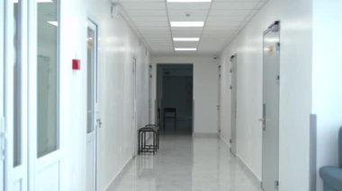 İçeride insan olmayan boş hastane koridoru. Geniş açılı, temiz, modern tıbbi klinikte kimse yok. Hizmet ve sağlık hizmeti kavramı