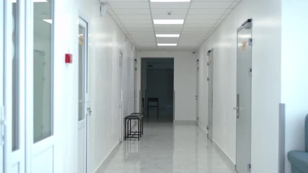 Empty Hospital Corridor People Indoors Wide Shot White Clean Modern — Stockvideo