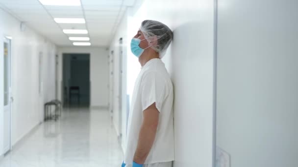 Side View Devastated Doctor Sliding Wall Hospital Hallway Indoors Live — стоковое видео
