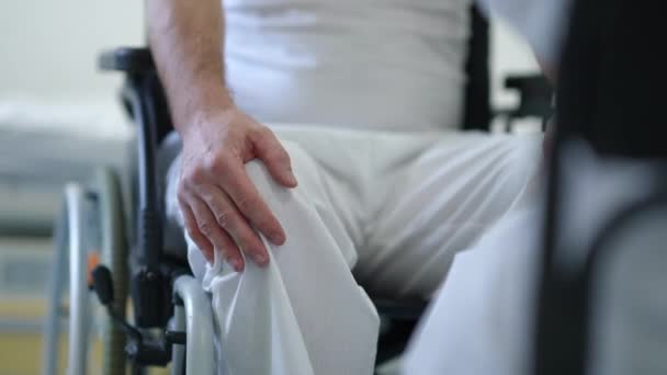Tekerlekli Sandalyedeki Tanınmayan Endişeli Adam Hastanede Bacaklarına Dokunuyor Kafkasyalı Felç — Stok video