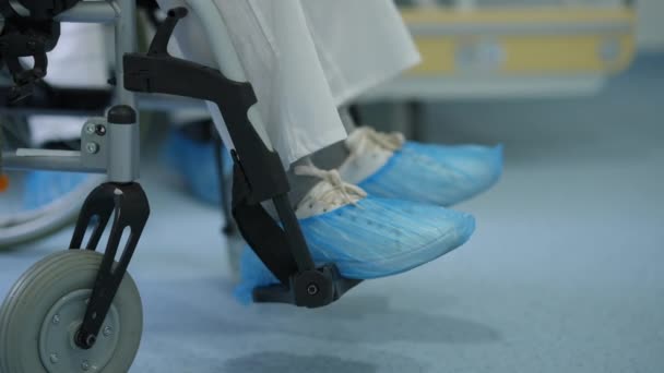 Side View Wheelchair Leg Rest Feet Ill Man Shoe Covers — 비디오