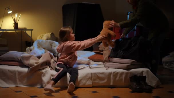 Чарівна Мила Маленька Дівчинка Передає Іграшку Жінці Упаковуючи Валізу Підвал — стокове відео