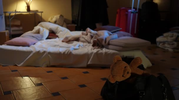 Close Teddy Bear Toy Suitcase Scattered Bedding Mattress Background Empty — Αρχείο Βίντεο