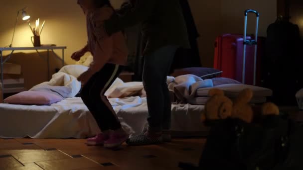 Takut Takut Gadis Kecil Berjalan Dengan Wanita Kasur Tempat Penampungan — Stok Video