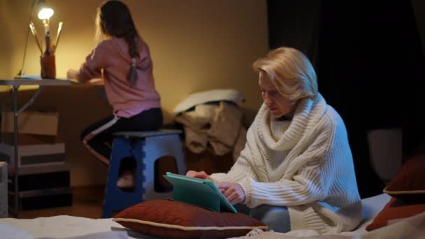 Sad Tired Mother Surfing Internet Digital Tablet Checking News Daughter — Αρχείο Βίντεο