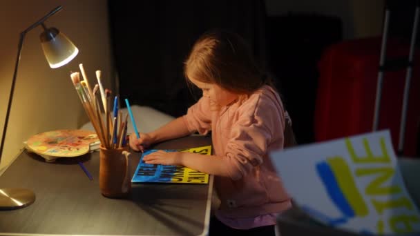 Side View Focused Sad Girl Drawing Help Ukrainian Children Placard — Vídeos de Stock