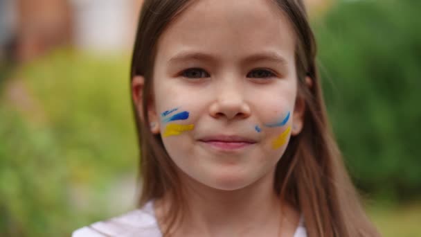 Pretty Girl Brown Eyes Face Painting Looking Camera Smiling Ukrainian — Vídeo de Stock