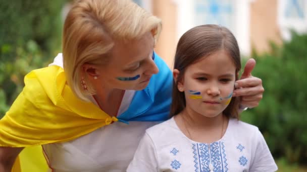 Loving Ukrainian Mother Drawing Face Pretty Daughter National Flag Colors — 图库视频影像