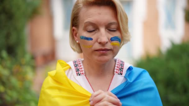 Portrait Depressed Ukrainian Adult Woman Praying Slow Motion Outdoors Wrapped — стоковое видео