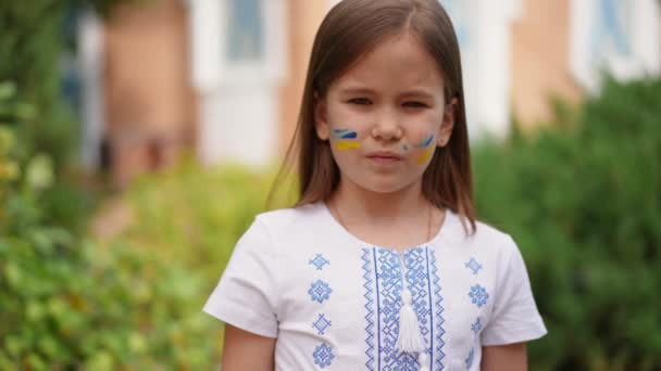 Rack Focus Face Pretty Ukrainian Girl Embroidered Shirt Raised Hand — Stockvideo